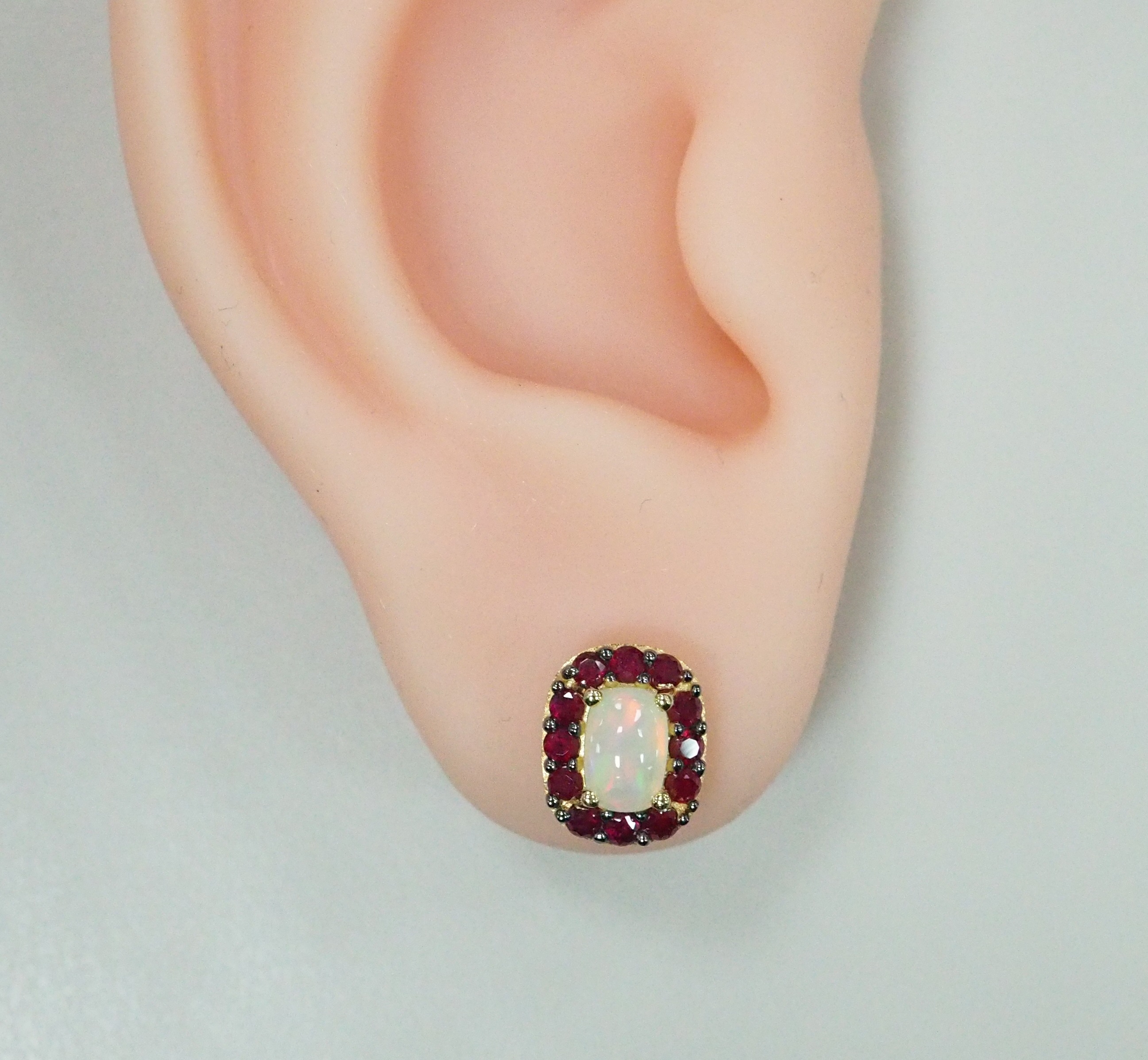 Серебряные серьги-пусеты с опалами и рубинами